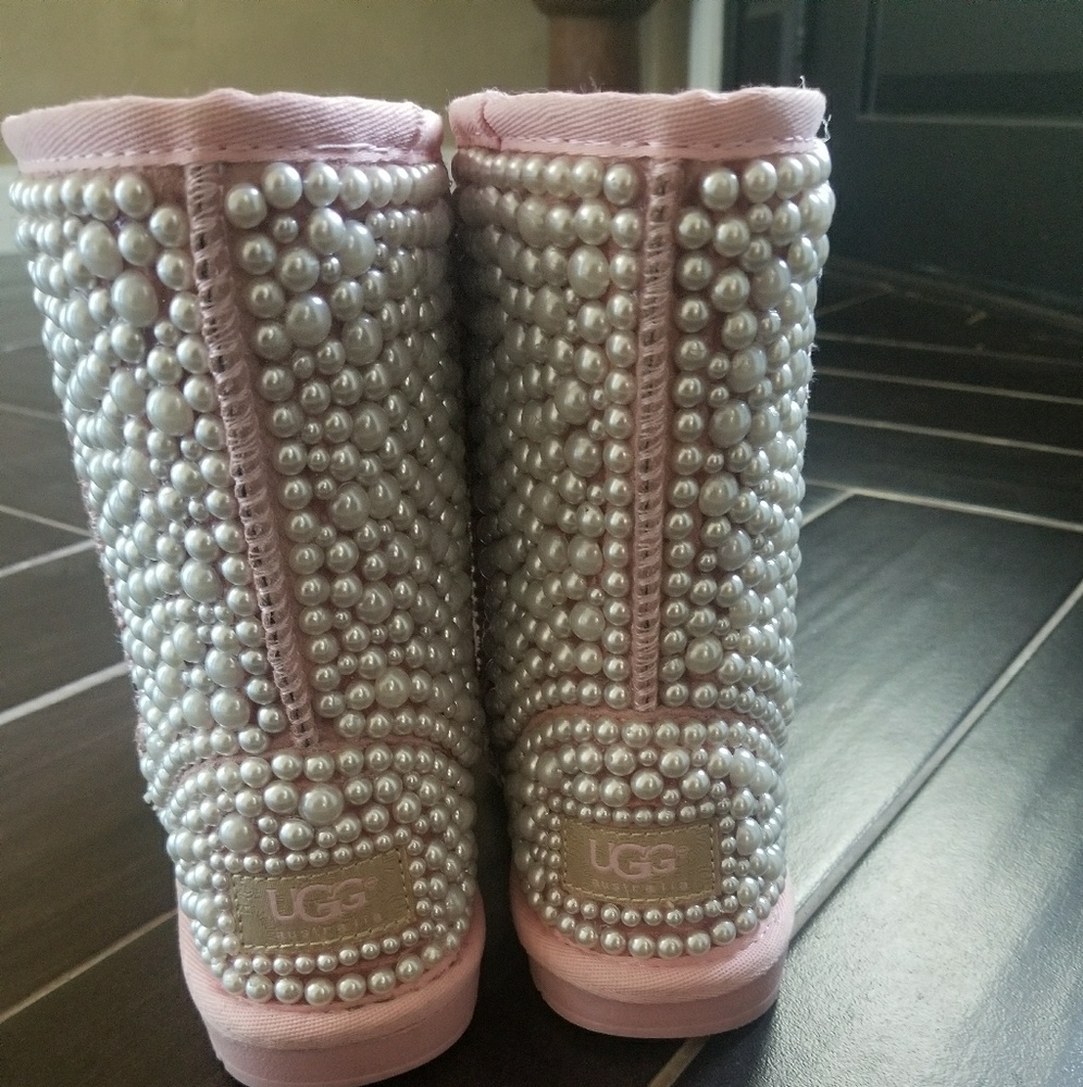 Hello Kitty Uggs